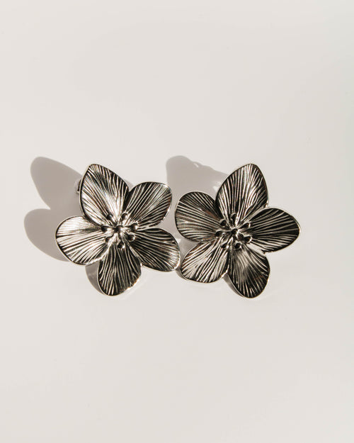 Textured Daisy Earrings in Silver - Corail Blanc