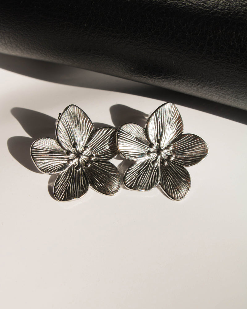 Textured Daisy Earrings in Silver - Corail Blanc