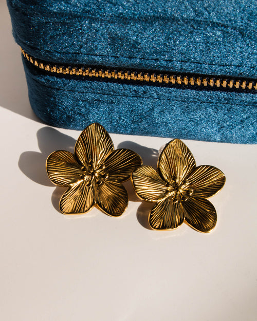 Textured Daisy Earrings in Gold - Corail Blanc